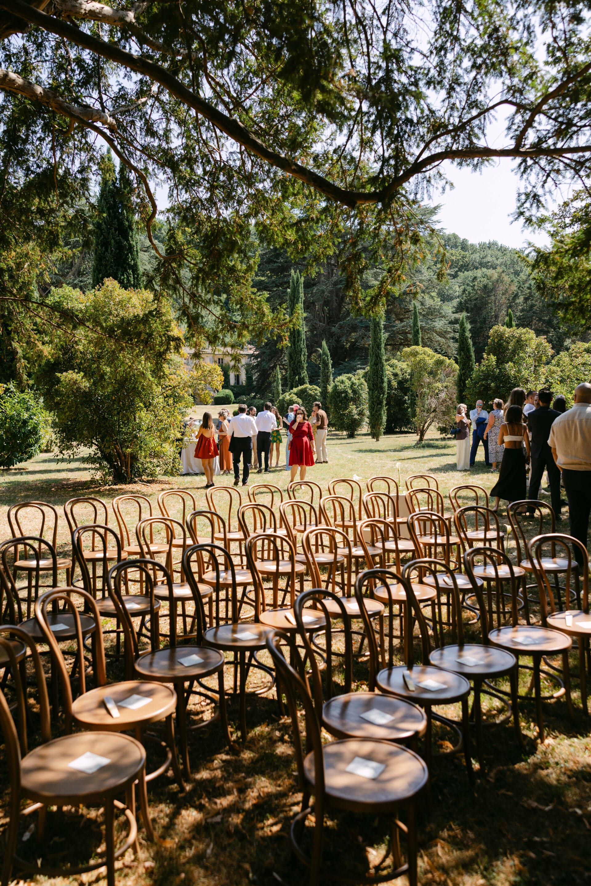 Installation d’une cérémonie de mariage en plein air en Gironde